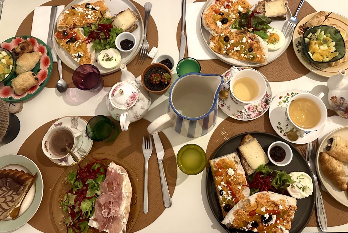 Le brunch du Jardin de Pauline, toasts, viennoiseries et thé dans une vaisselle fleurie